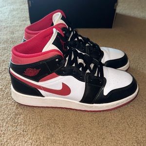 Nike Air Jordan 1 Mid (GS) Size 6Y